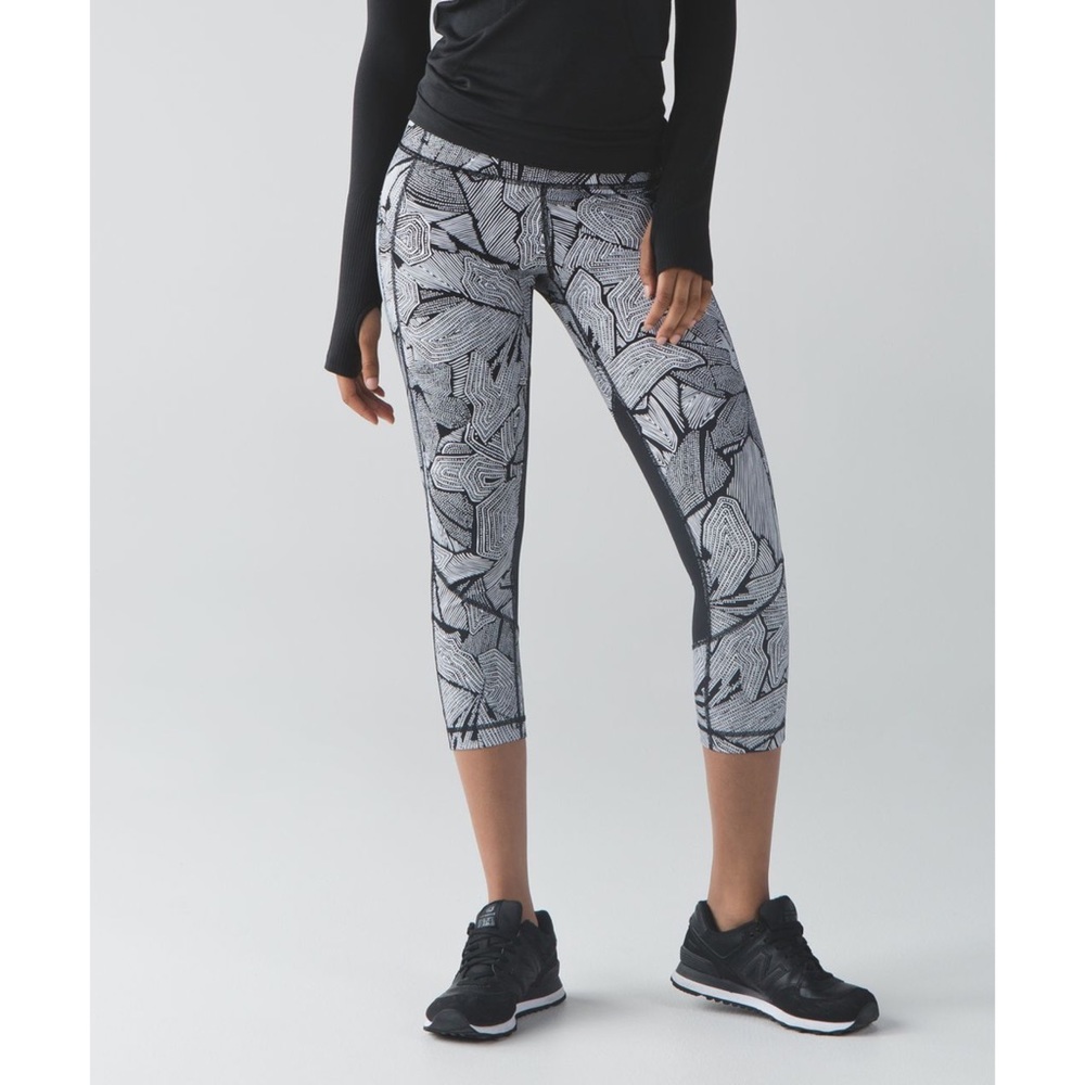 Lululemon Pace Rival Crop (Full-On Luxtreme)
Dottie Tribe White Black 10